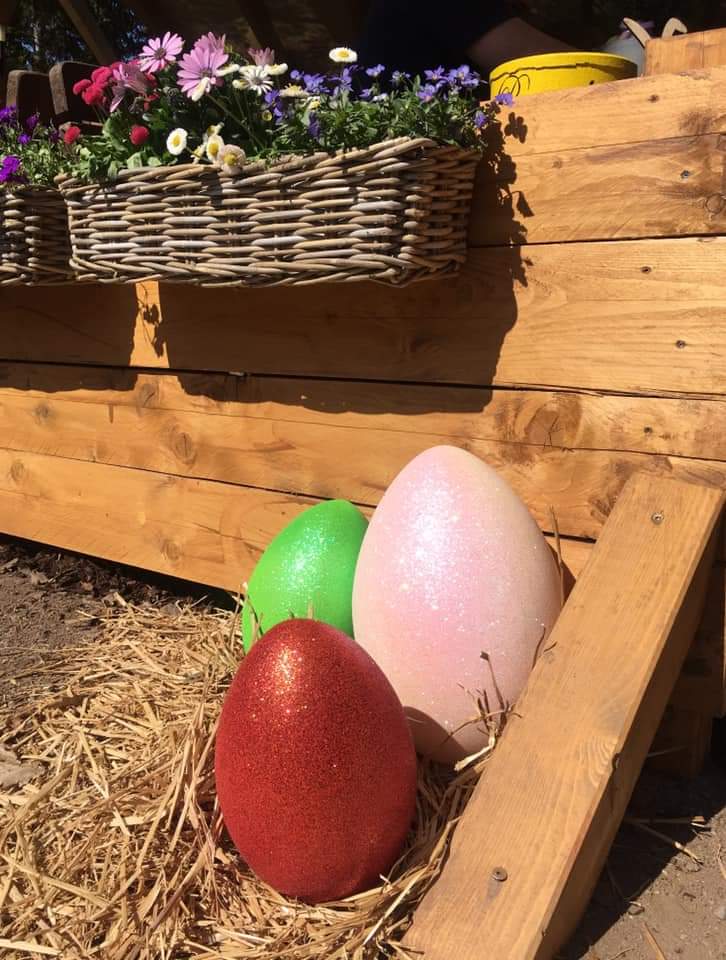Ostereier vor der Burgbäckerei