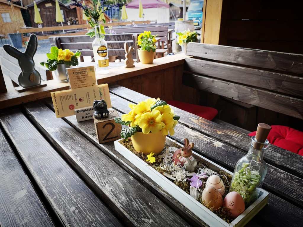Ein zu Ostern passend dekorierter Tisch in der Burgbäckerei