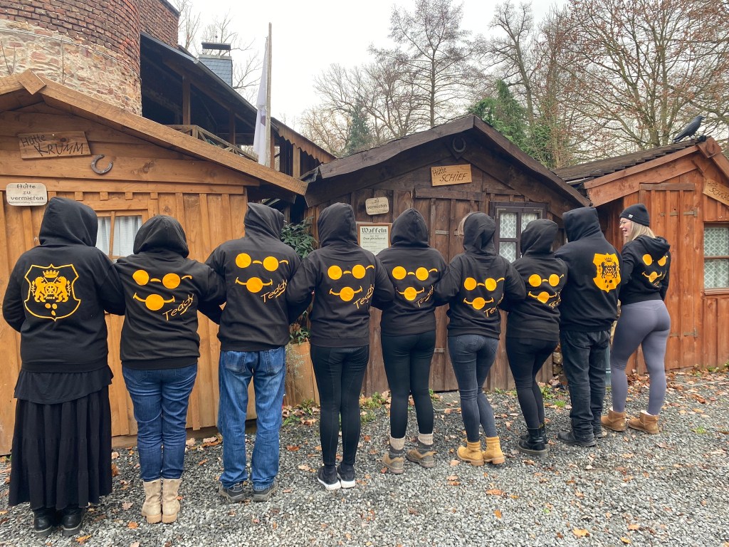 Das Team der Burgbäckerei in den typischen Teddy-Pullovern (von hinten)