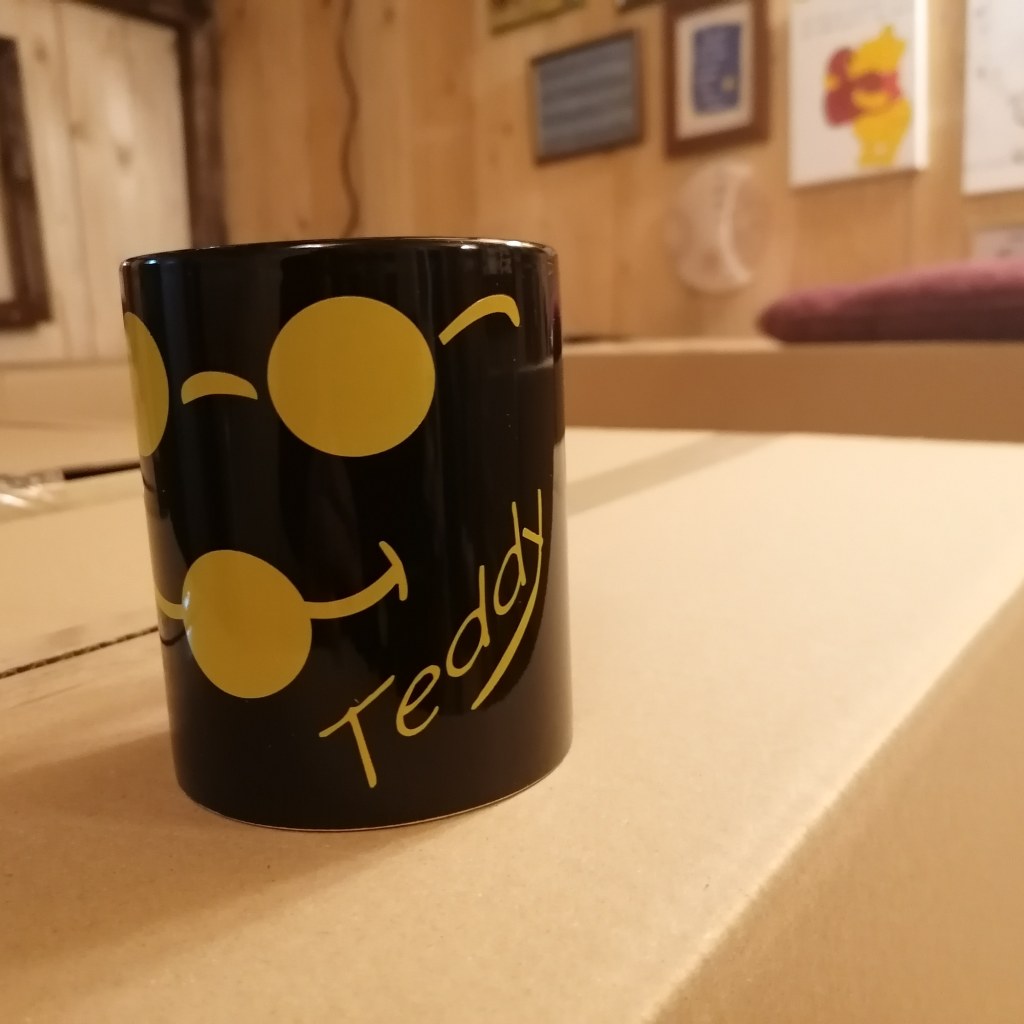 Eine Kaffeetasse mit Teddys Logo und seinem Schriftzug