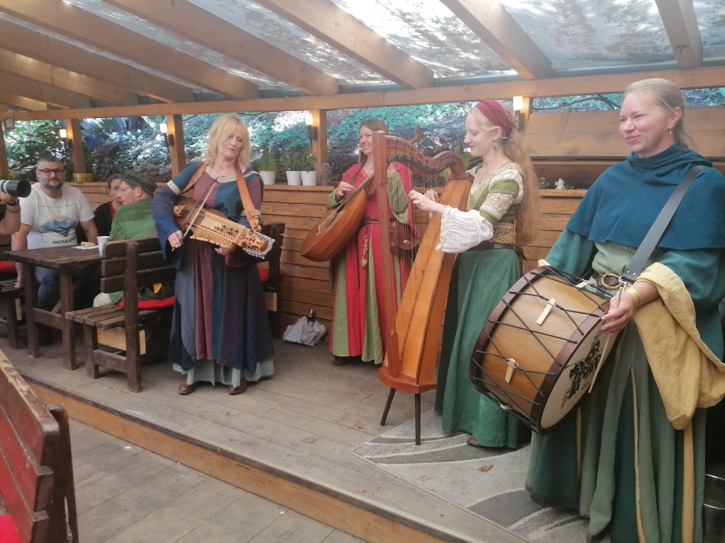 Mittelalterliche Musiker auf der Künstlerbühne der Burgbäckerei