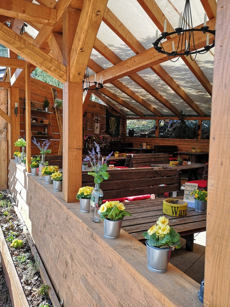 Blick in den sommerlich dekorierten Sitzbereich der Burgbäckerei