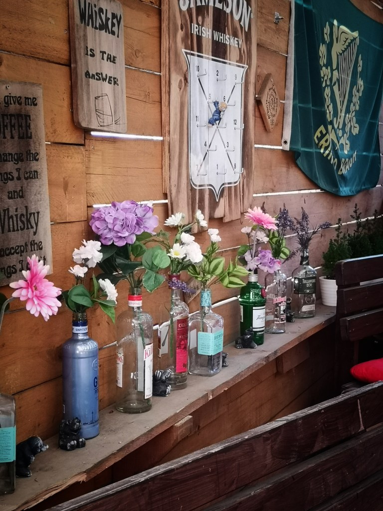 Dekorierte Wand zum Thema "Whiskey"