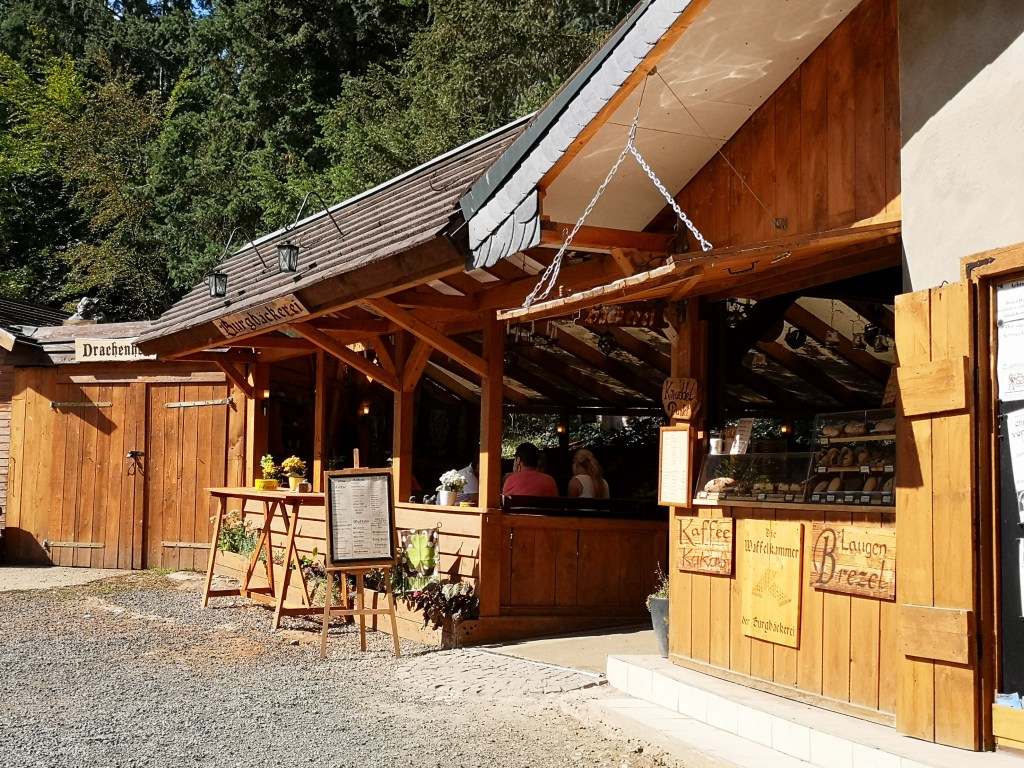Blick auf die Burgbäckerei vom Tor aus
